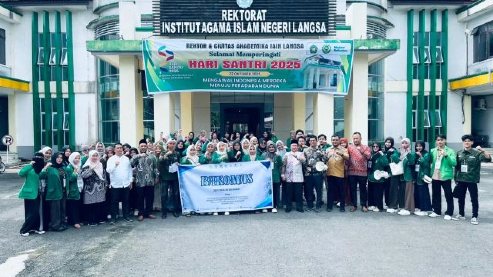 Wakil Rektor 3 Lepas Mahasiswa Bimbingan dan Konseling Islam dalam Kegiatan Bakti Konseling Masyarakat BAKOMAS 2025