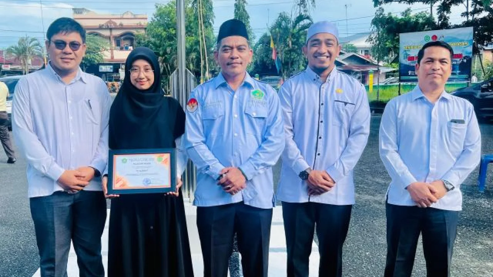 Rektor IAIN Langsa Berikan Penghargaan kepada Mahasiswa FUAD Berprestasi di Tingkat Nasional