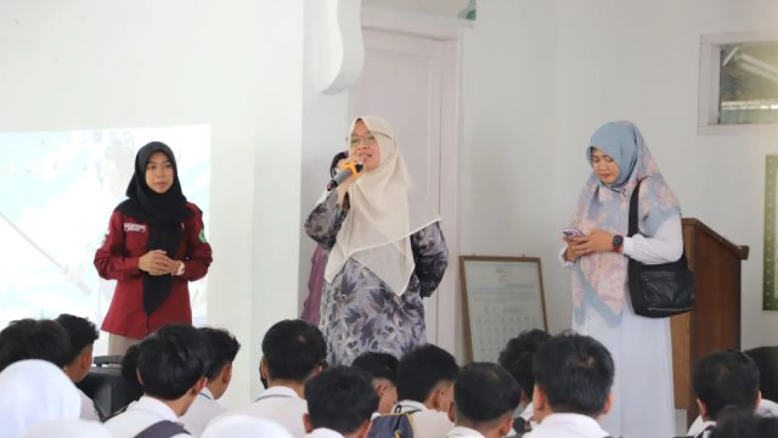 Dosen dan Mahasiswa KPI IAIN Langsa Kolaborasi dalam Pengabdian Masyarakat di SMK Negeri 1 Langsa