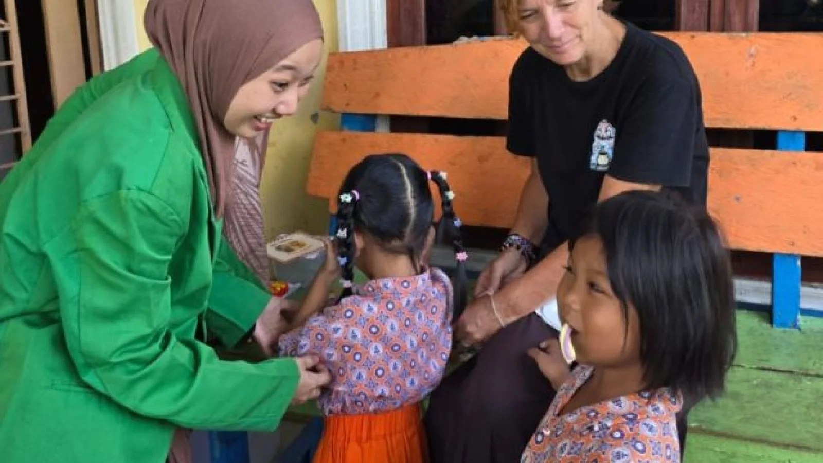 Mutia mahasiswa KPI mengajak permainan olah kata dalam kegiatan pengabdian internasional