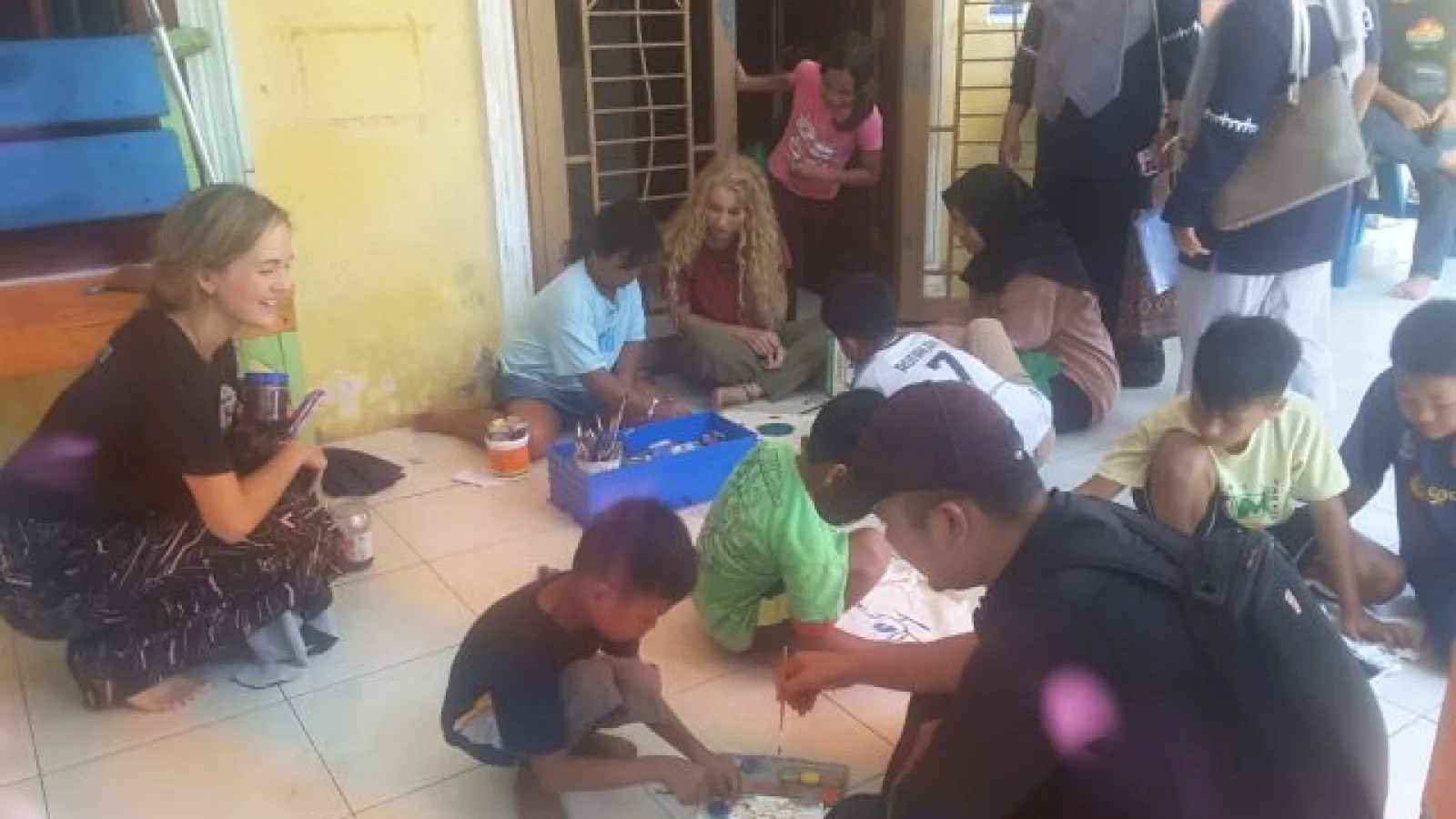 Prodi BKI FUAD IAIN Langsa Ajarkan Anak-Anak Bukit Lawang Lestarikan Lingkungan Melalui Menggambar