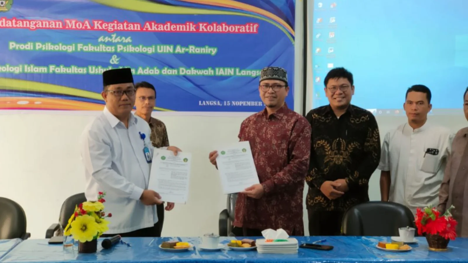 Penandatanganan MoA Kaloboratif Antara Dekan FUAD IAIN Langsa dan Psikologi UIN Ar-Raniry
