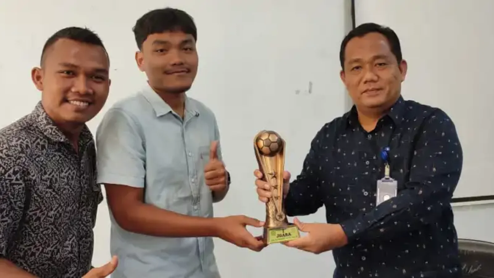 Penyerahan Trophy Liga Mahasiswa Rektor IAIN Cup Kepada Dekan FUAD