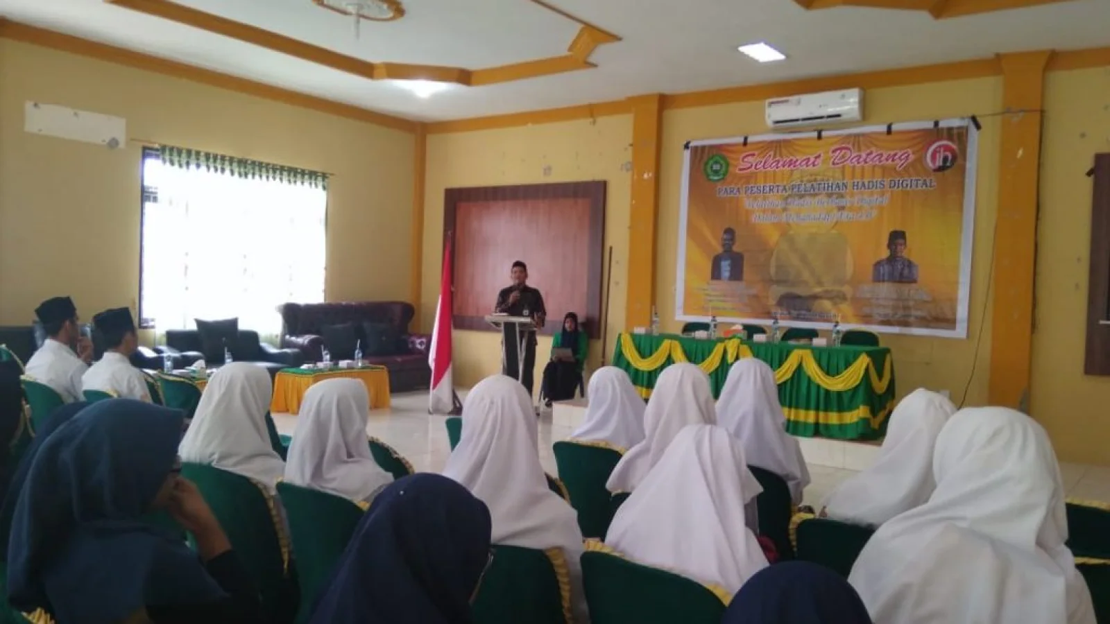 Prodi & HMJ Ilmu Hadis Melaksanakan Seminar dan Pelatihan Hadis Digital