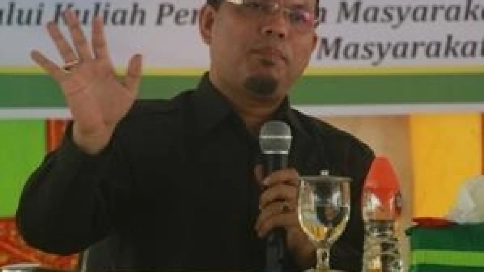 Berbaur dengan Masyarakat via Shalat Berjamaah