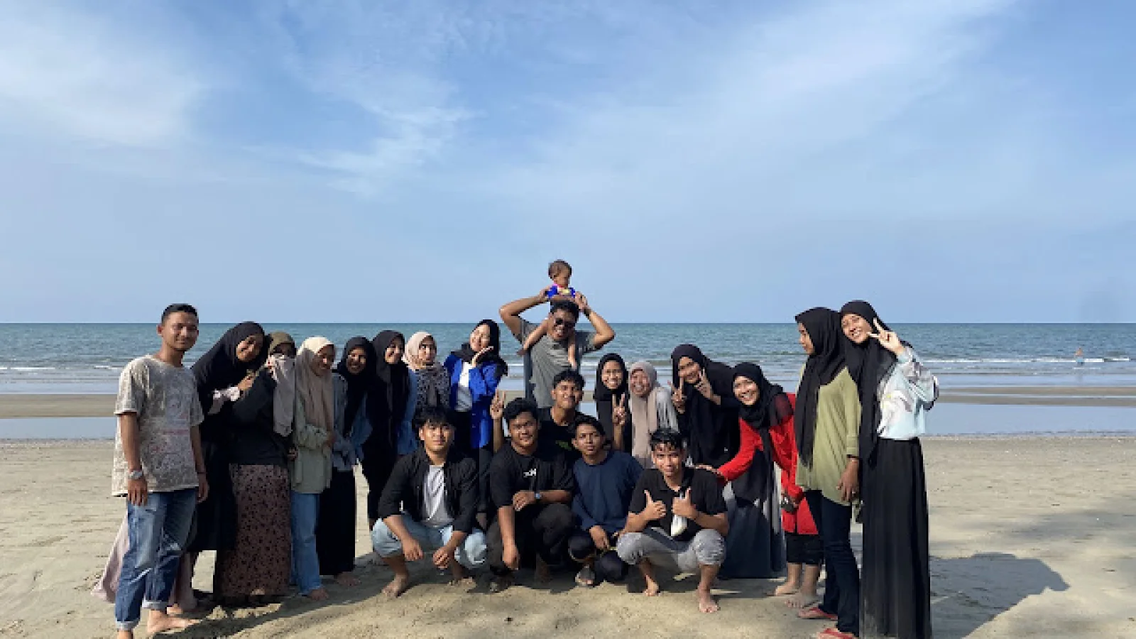 Perkuat Kekompakan, Himpunan Mahasiswa Prodi Psikologi Islam Gelar Family Gathering di Pantai