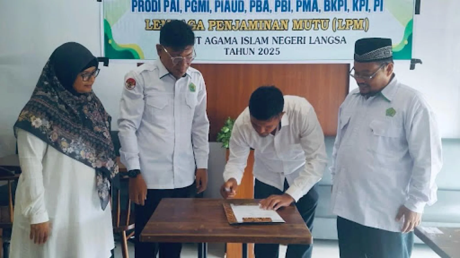 Lembaga Penjaminan Mutu Serahkan Hasil AMI Program Studi Psikologi Islam