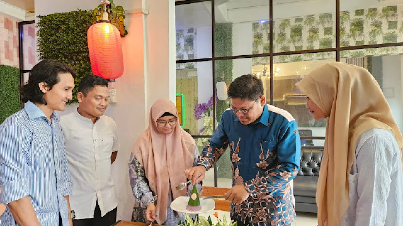 Dua Tahun Prodi Psikologi Islam, Himpunan Mahasiswa Gelar Acara Potong Tumpeng dan Doa Bersama