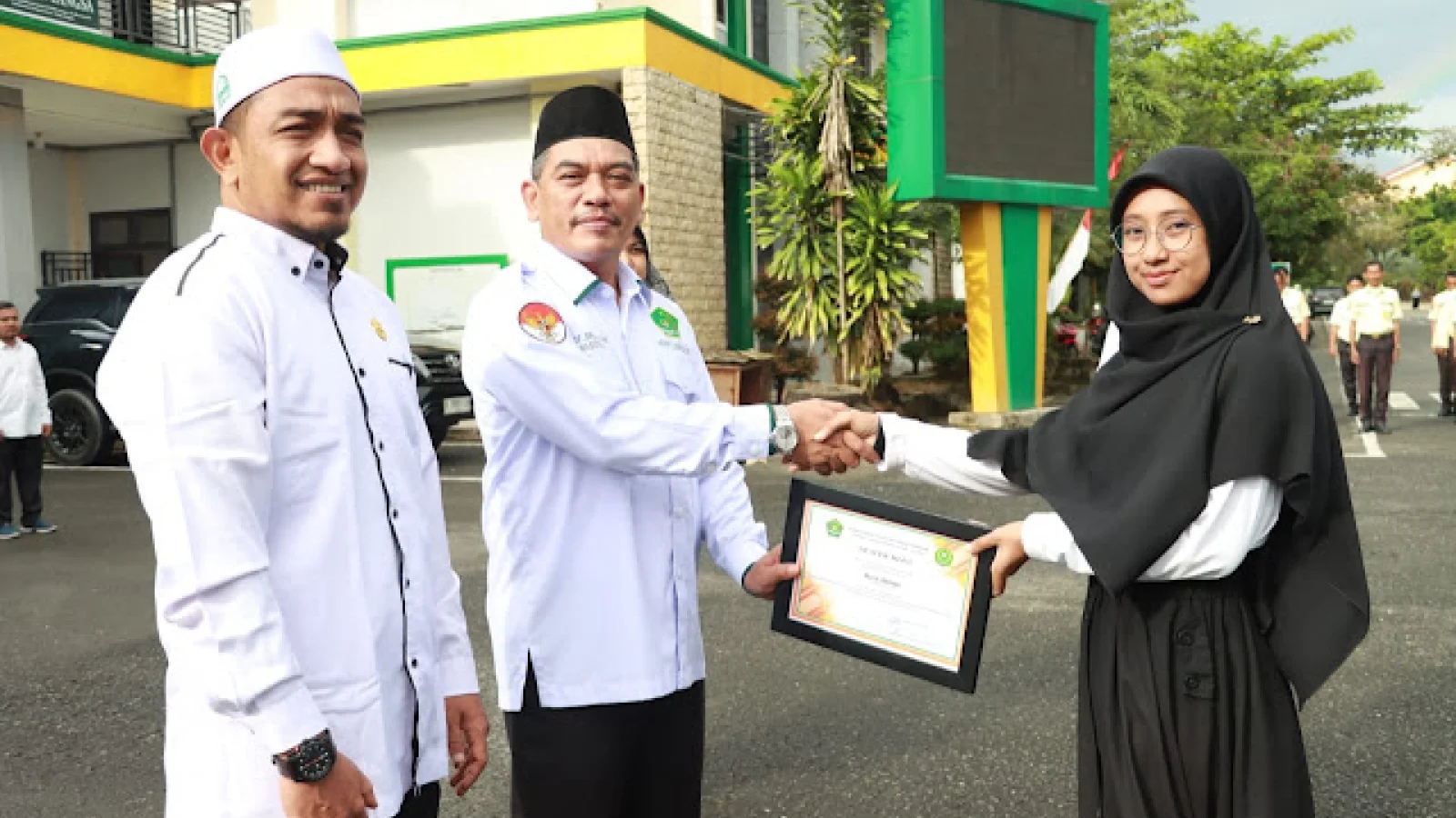Raih Dua Prestasi Nasional, Rektor Beri Penghargaan Kepada Nurul Akmali