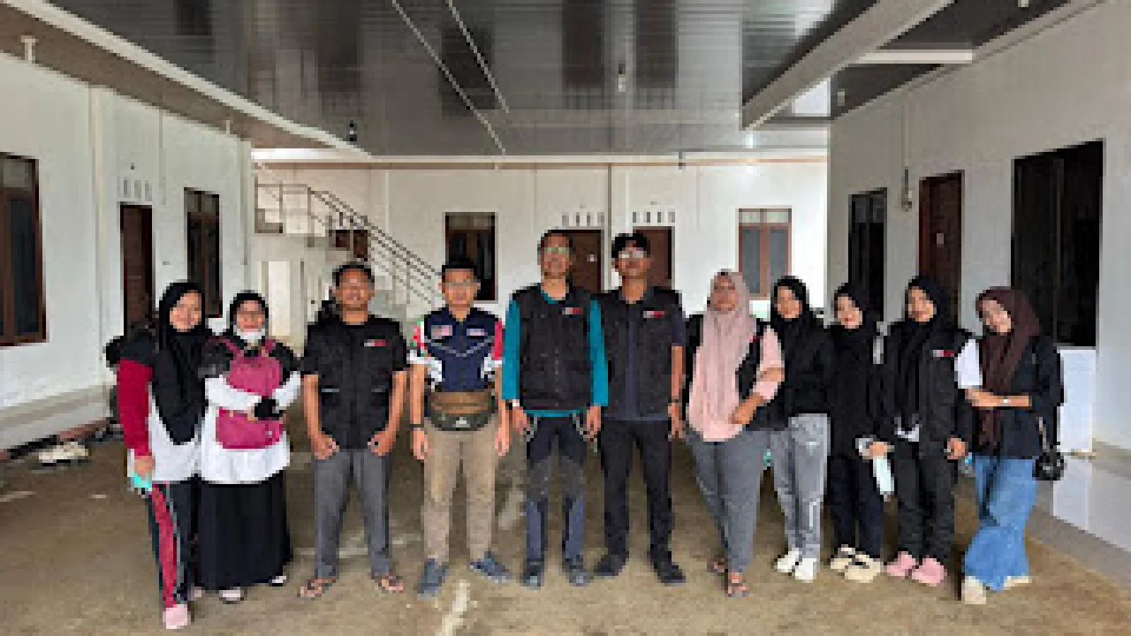Pulihkan Layanan Kesehatan, Dosen dan Mahasiswa Psikologi Islam Bersama MRA Malaysia Bersihkan Faskes Pasca-Banjir Aceh