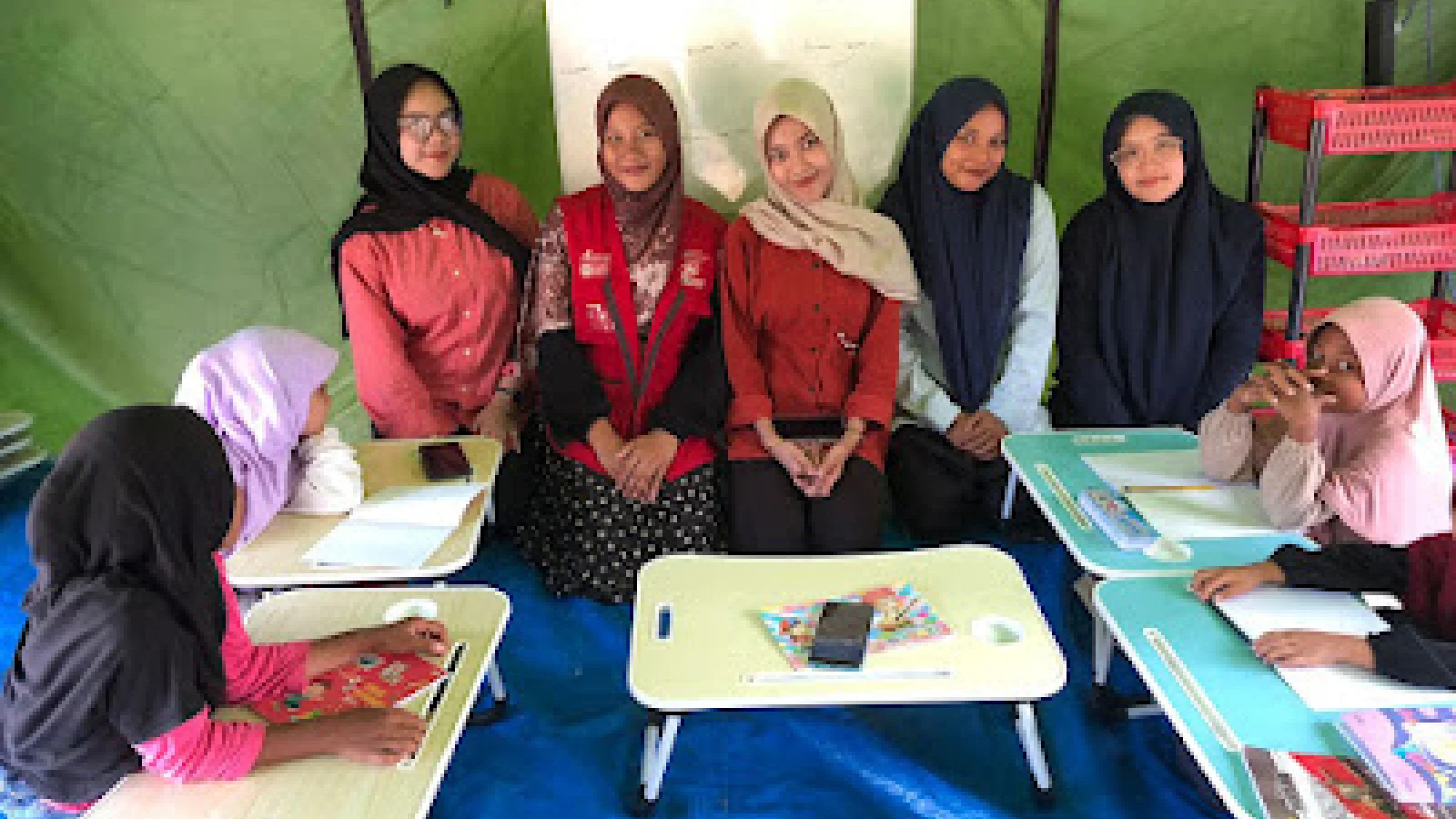 Lawan Trauma dengan Tawa, Sekolah Alam Darurat Salam.aid dan Mahasiswa Psikologi Islam Pulihkan Mental Anak di Langkahan