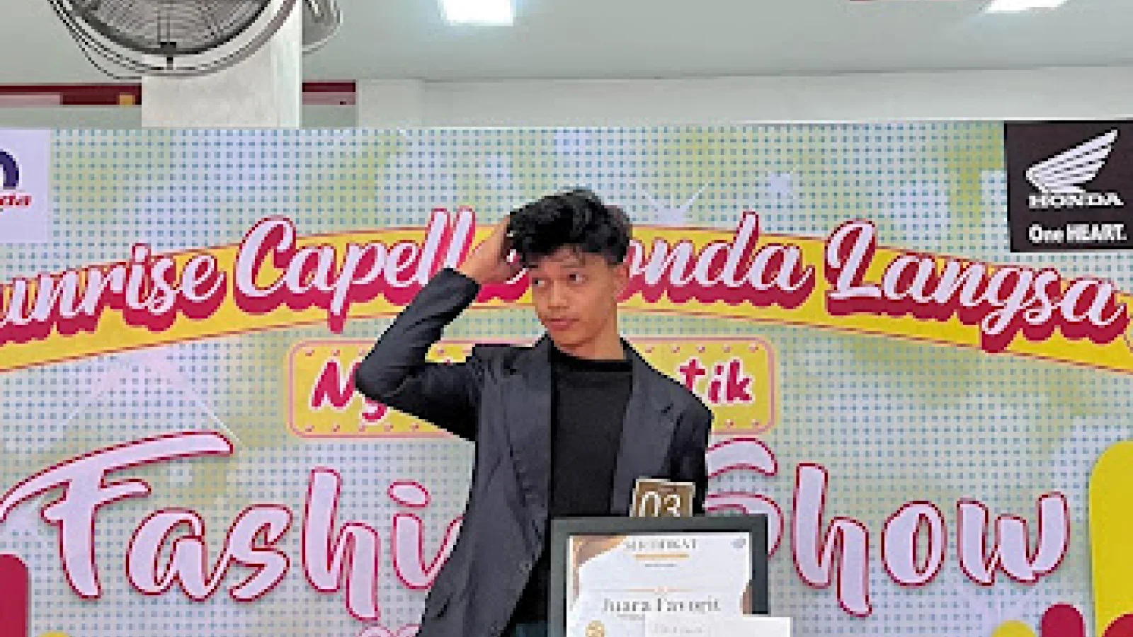 M. Wahyu Alhabib Raih Juara Favorit Lomba Casual Muslim Fashion Show 2024