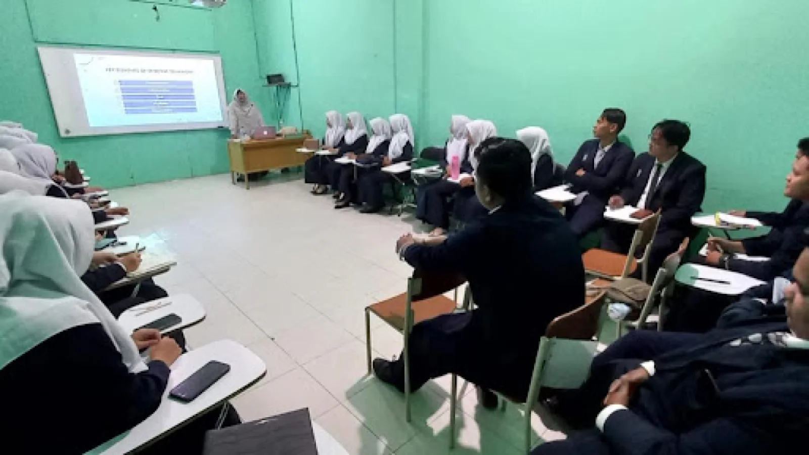 Dosen Psikologi Islam Menjadi Narasumber Training Softskill Team Work Building LP3I