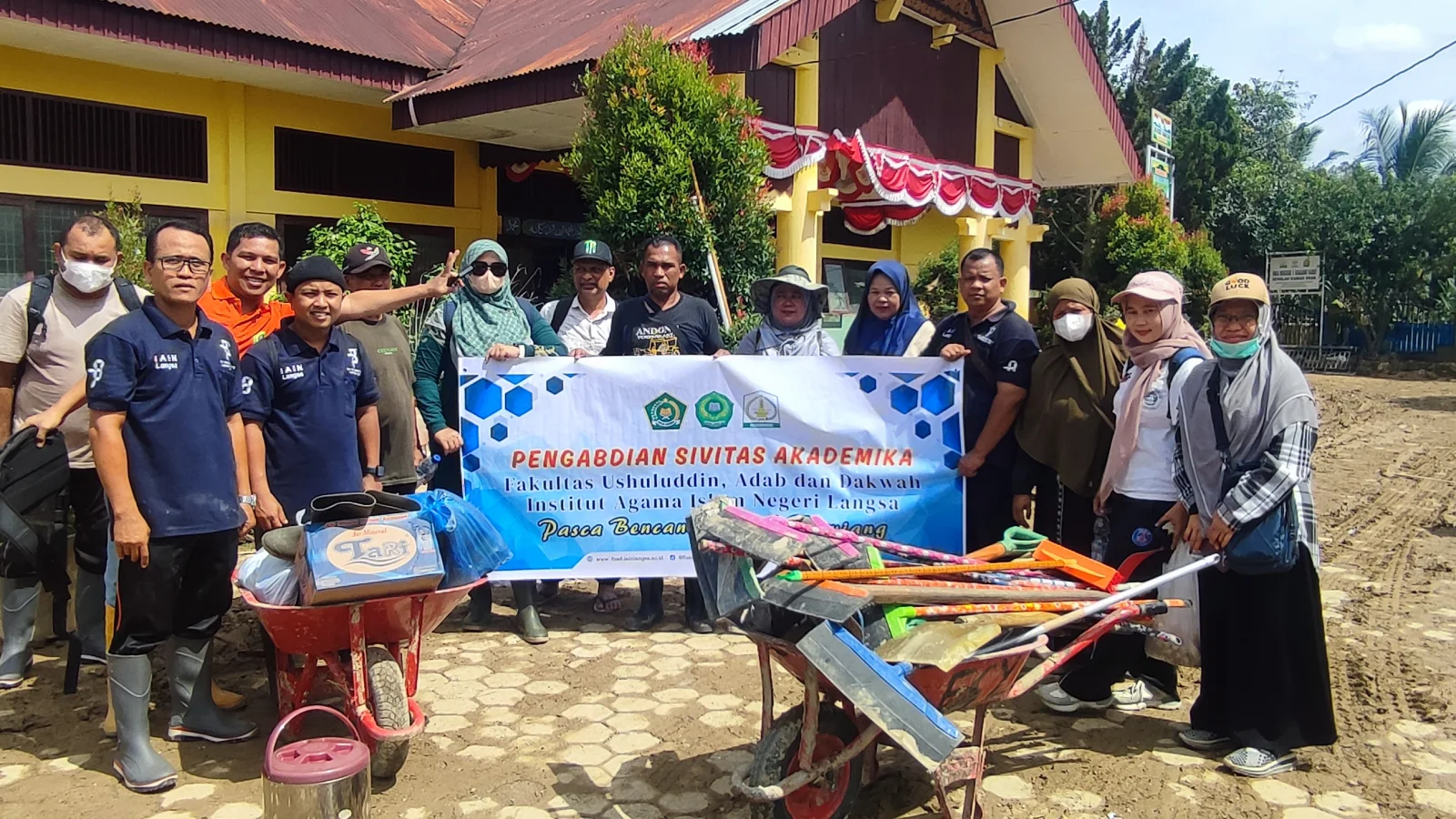 Sivitas Akademika FUAD IAIN Langsa Gotong Royong Pulihkan SMAN 1 Karang Baru Pasca Banjir