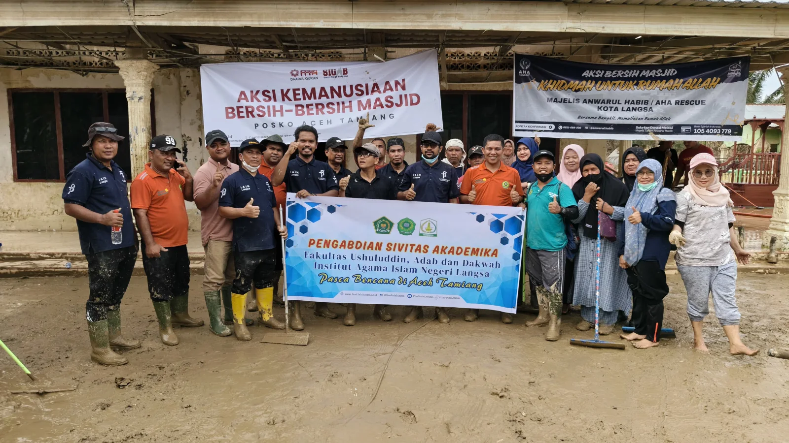 Civitas Akademika FUAD IAIN Langsa Laksanakan Aksi Bersih Masjid Pasca Banjir Bandang di Aceh Tamiang
