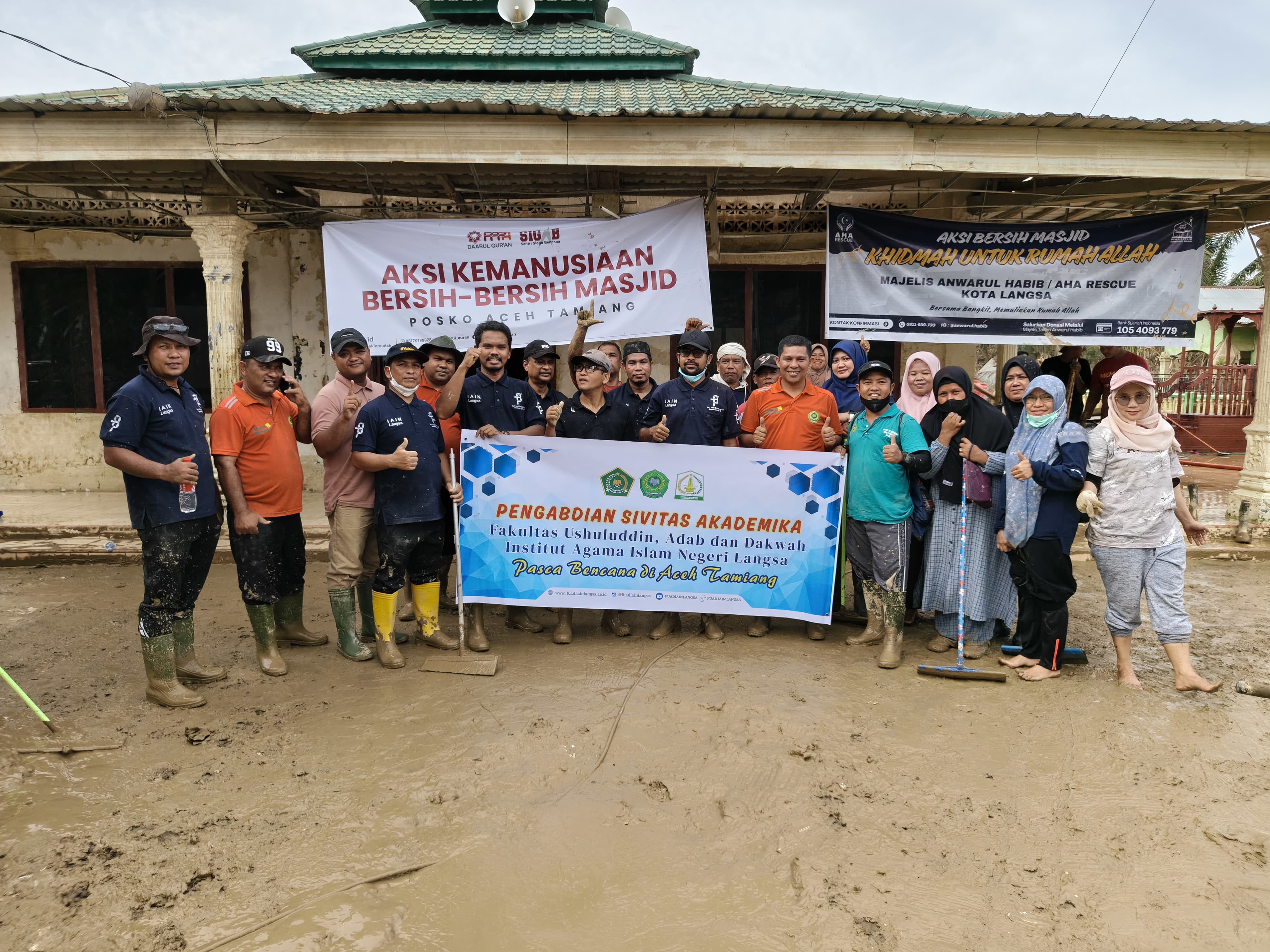 Civitas Akademika FUAD IAIN Langsa Laksanakan Aksi Bersih Masjid Pasca Banjir Bandang di Aceh Tamiang