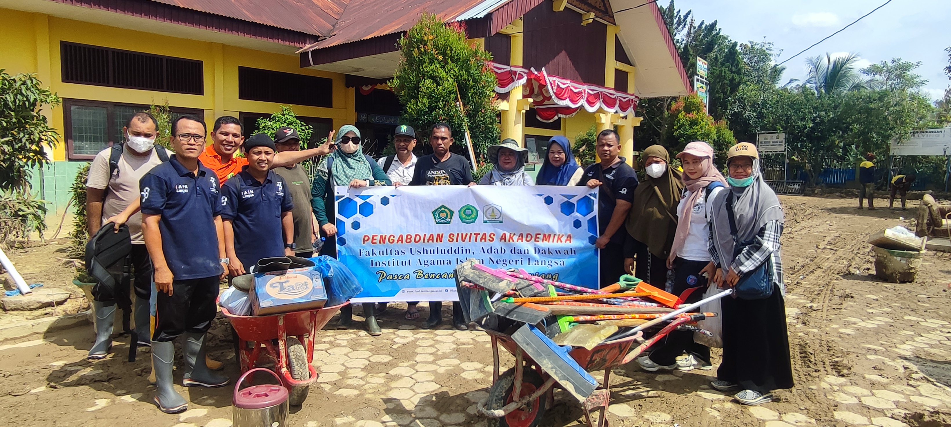 Sivitas Akademika FUAD IAIN Langsa Gotong Royong Pulihkan SMAN 1 Karang Baru Pasca Banjir