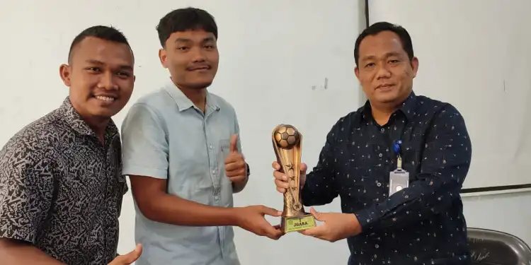 Penyerahan Trophy Liga Mahasiswa Rektor IAIN Cup Kepada Dekan FUAD
