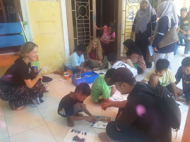 Prodi BKI FUAD IAIN Langsa Ajarkan Anak-Anak Bukit Lawang Lestarikan Lingkungan Melalui Menggambar