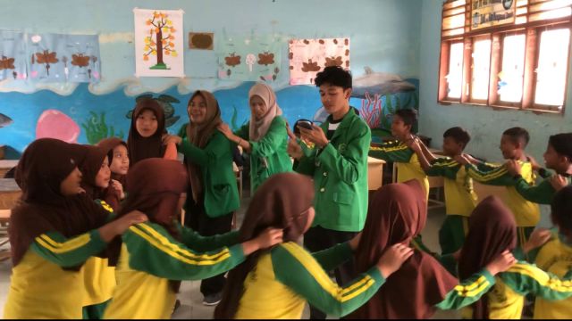 Mahasiswa FUAD Ajak Siswa Galakkan Permainan Rakyat