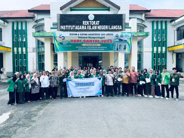 Wakil Rektor 3 Lepas Mahasiswa Bimbingan dan Konseling Islam dalam Kegiatan Bakti Konseling Masyarakat BAKOMAS 2025